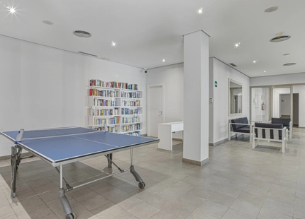 ÁTICO ELEGANTEMENTE RENOVADO CON VISTAS PANORÁMICAS EN UNA PRESTIGIOSA COMUNIDAD DE MARBELLA