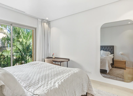 ÁTICO ELEGANTEMENTE RENOVADO CON VISTAS PANORÁMICAS EN UNA PRESTIGIOSA COMUNIDAD DE MARBELLA