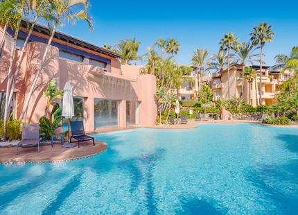ÁTICO ELEGANTEMENTE RENOVADO CON VISTAS PANORÁMICAS EN UNA PRESTIGIOSA COMUNIDAD DE MARBELLA