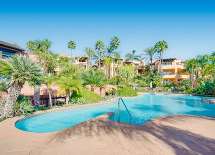 ÁTICO ELEGANTEMENTE RENOVADO CON VISTAS PANORÁMICAS EN UNA PRESTIGIOSA COMUNIDAD DE MARBELLA