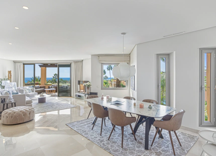 ÁTICO ELEGANTEMENTE RENOVADO CON VISTAS PANORÁMICAS EN UNA PRESTIGIOSA COMUNIDAD DE MARBELLA