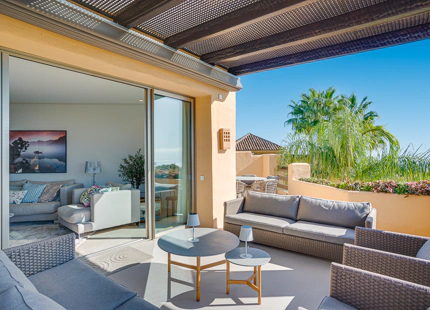 ÁTICO ELEGANTEMENTE RENOVADO CON VISTAS PANORÁMICAS EN UNA PRESTIGIOSA COMUNIDAD DE MARBELLA
