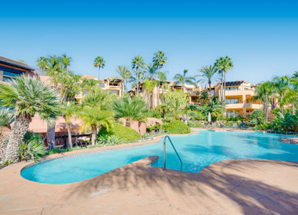 ÁTICO ELEGANTEMENTE RENOVADO CON VISTAS PANORÁMICAS EN UNA PRESTIGIOSA COMUNIDAD DE MARBELLA