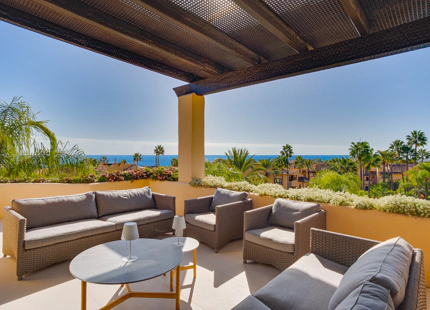 ÁTICO ELEGANTEMENTE RENOVADO CON VISTAS PANORÁMICAS EN UNA PRESTIGIOSA COMUNIDAD DE MARBELLA