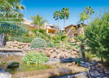 ÁTICO ELEGANTEMENTE RENOVADO CON VISTAS PANORÁMICAS EN UNA PRESTIGIOSA COMUNIDAD DE MARBELLA