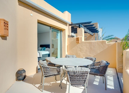 ÁTICO ELEGANTEMENTE RENOVADO CON VISTAS PANORÁMICAS EN UNA PRESTIGIOSA COMUNIDAD DE MARBELLA