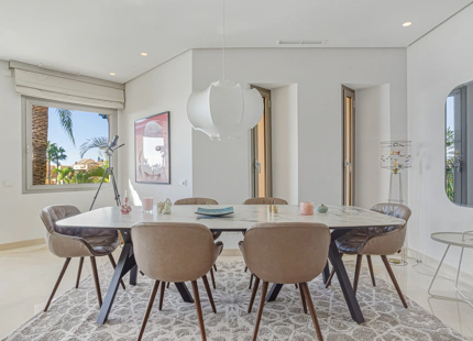 ÁTICO ELEGANTEMENTE RENOVADO CON VISTAS PANORÁMICAS EN UNA PRESTIGIOSA COMUNIDAD DE MARBELLA