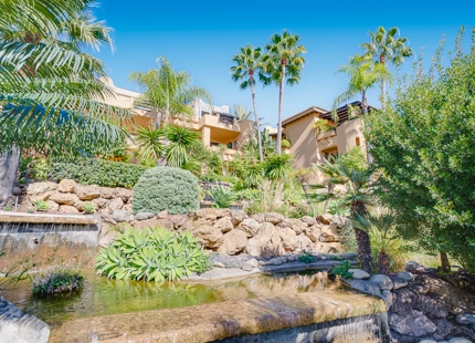 ÁTICO ELEGANTEMENTE RENOVADO CON VISTAS PANORÁMICAS EN UNA PRESTIGIOSA COMUNIDAD DE MARBELLA
