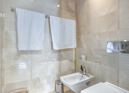 ÁTICO ELEGANTEMENTE RENOVADO CON VISTAS PANORÁMICAS EN UNA PRESTIGIOSA COMUNIDAD DE MARBELLA