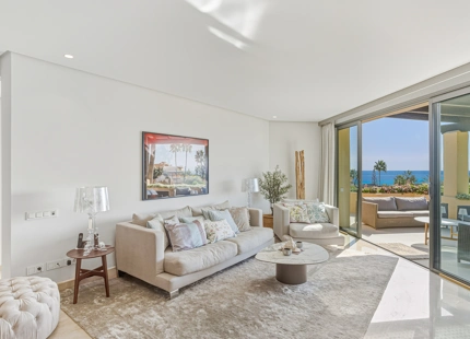 ÁTICO ELEGANTEMENTE RENOVADO CON VISTAS PANORÁMICAS EN UNA PRESTIGIOSA COMUNIDAD DE MARBELLA