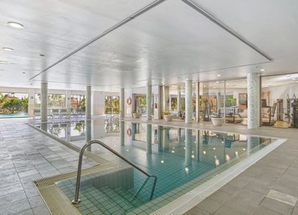 ÁTICO ELEGANTEMENTE RENOVADO CON VISTAS PANORÁMICAS EN UNA PRESTIGIOSA COMUNIDAD DE MARBELLA