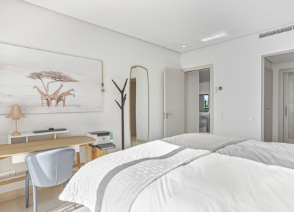 ÁTICO ELEGANTEMENTE RENOVADO CON VISTAS PANORÁMICAS EN UNA PRESTIGIOSA COMUNIDAD DE MARBELLA