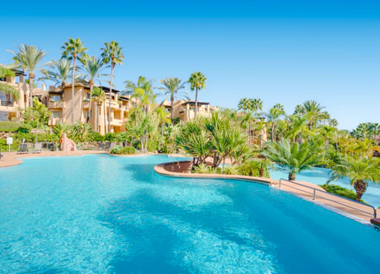 ÁTICO ELEGANTEMENTE RENOVADO CON VISTAS PANORÁMICAS EN UNA PRESTIGIOSA COMUNIDAD DE MARBELLA