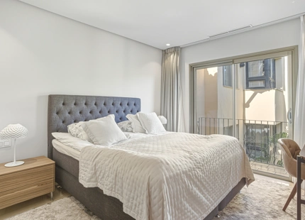 ÁTICO ELEGANTEMENTE RENOVADO CON VISTAS PANORÁMICAS EN UNA PRESTIGIOSA COMUNIDAD DE MARBELLA