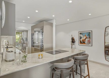 ÁTICO ELEGANTEMENTE RENOVADO CON VISTAS PANORÁMICAS EN UNA PRESTIGIOSA COMUNIDAD DE MARBELLA