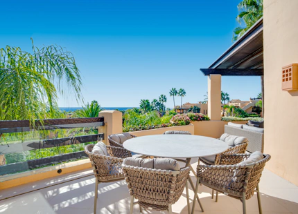 ÁTICO ELEGANTEMENTE RENOVADO CON VISTAS PANORÁMICAS EN UNA PRESTIGIOSA COMUNIDAD DE MARBELLA