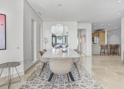 ÁTICO ELEGANTEMENTE RENOVADO CON VISTAS PANORÁMICAS EN UNA PRESTIGIOSA COMUNIDAD DE MARBELLA