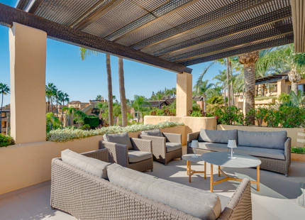 ÁTICO ELEGANTEMENTE RENOVADO CON VISTAS PANORÁMICAS EN UNA PRESTIGIOSA COMUNIDAD DE MARBELLA