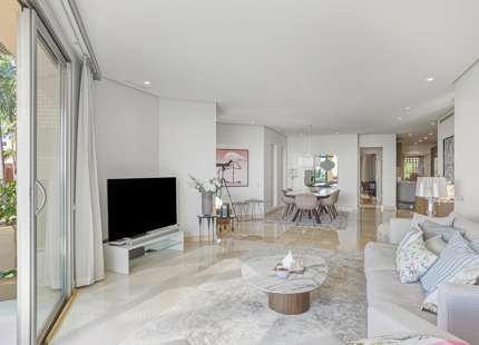 ÁTICO ELEGANTEMENTE RENOVADO CON VISTAS PANORÁMICAS EN UNA PRESTIGIOSA COMUNIDAD DE MARBELLA