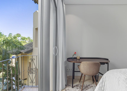 ÁTICO ELEGANTEMENTE RENOVADO CON VISTAS PANORÁMICAS EN UNA PRESTIGIOSA COMUNIDAD DE MARBELLA