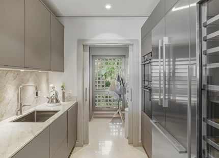 ÁTICO ELEGANTEMENTE RENOVADO CON VISTAS PANORÁMICAS EN UNA PRESTIGIOSA COMUNIDAD DE MARBELLA