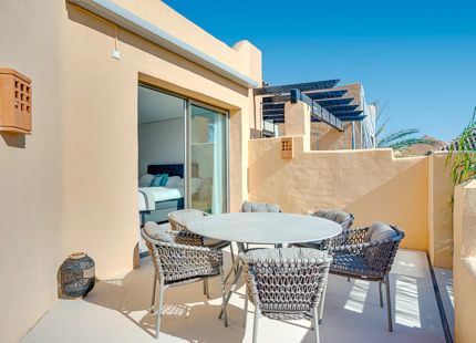 ÁTICO ELEGANTEMENTE RENOVADO CON VISTAS PANORÁMICAS EN UNA PRESTIGIOSA COMUNIDAD DE MARBELLA