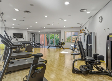 ÁTICO ELEGANTEMENTE RENOVADO CON VISTAS PANORÁMICAS EN UNA PRESTIGIOSA COMUNIDAD DE MARBELLA