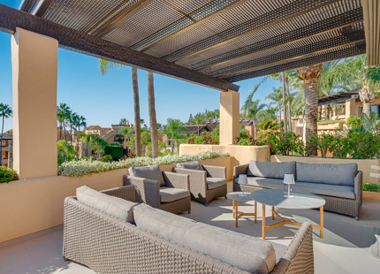 ÁTICO ELEGANTEMENTE RENOVADO CON VISTAS PANORÁMICAS EN UNA PRESTIGIOSA COMUNIDAD DE MARBELLA