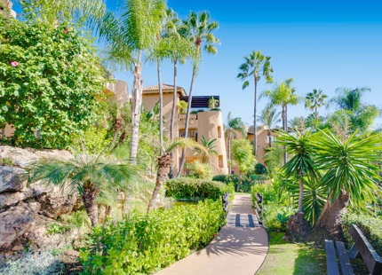 ÁTICO ELEGANTEMENTE RENOVADO CON VISTAS PANORÁMICAS EN UNA PRESTIGIOSA COMUNIDAD DE MARBELLA