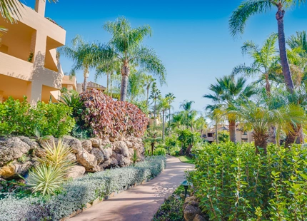 ÁTICO ELEGANTEMENTE RENOVADO CON VISTAS PANORÁMICAS EN UNA PRESTIGIOSA COMUNIDAD DE MARBELLA