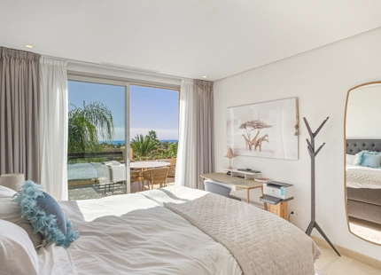 ÁTICO ELEGANTEMENTE RENOVADO CON VISTAS PANORÁMICAS EN UNA PRESTIGIOSA COMUNIDAD DE MARBELLA