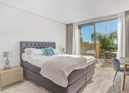 ÁTICO ELEGANTEMENTE RENOVADO CON VISTAS PANORÁMICAS EN UNA PRESTIGIOSA COMUNIDAD DE MARBELLA