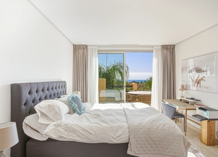 ÁTICO ELEGANTEMENTE RENOVADO CON VISTAS PANORÁMICAS EN UNA PRESTIGIOSA COMUNIDAD DE MARBELLA