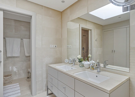ÁTICO ELEGANTEMENTE RENOVADO CON VISTAS PANORÁMICAS EN UNA PRESTIGIOSA COMUNIDAD DE MARBELLA