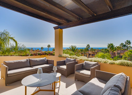 ÁTICO ELEGANTEMENTE RENOVADO CON VISTAS PANORÁMICAS EN UNA PRESTIGIOSA COMUNIDAD DE MARBELLA