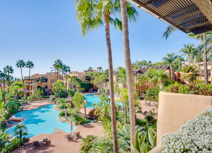 ÁTICO ELEGANTEMENTE RENOVADO CON VISTAS PANORÁMICAS EN UNA PRESTIGIOSA COMUNIDAD DE MARBELLA