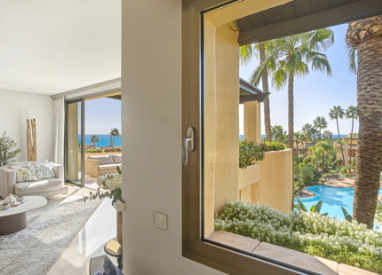 ÁTICO ELEGANTEMENTE RENOVADO CON VISTAS PANORÁMICAS EN UNA PRESTIGIOSA COMUNIDAD DE MARBELLA