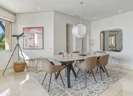 ÁTICO ELEGANTEMENTE RENOVADO CON VISTAS PANORÁMICAS EN UNA PRESTIGIOSA COMUNIDAD DE MARBELLA