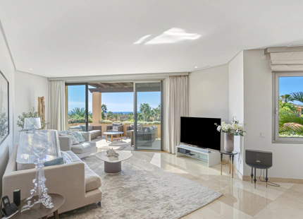 ÁTICO ELEGANTEMENTE RENOVADO CON VISTAS PANORÁMICAS EN UNA PRESTIGIOSA COMUNIDAD DE MARBELLA