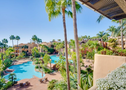 ÁTICO ELEGANTEMENTE RENOVADO CON VISTAS PANORÁMICAS EN UNA PRESTIGIOSA COMUNIDAD DE MARBELLA