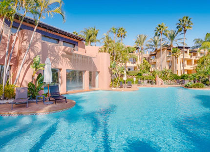 ÁTICO ELEGANTEMENTE RENOVADO CON VISTAS PANORÁMICAS EN UNA PRESTIGIOSA COMUNIDAD DE MARBELLA
