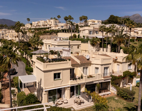 STUNNING 4-BEDROOM TOWNHOUSE WITH ROOFTOP TERRACE IN BENAHAVÍS