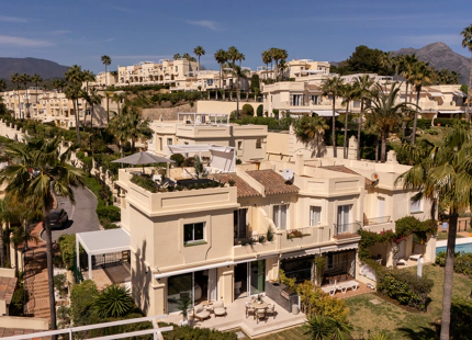 STUNNING 4-BEDROOM TOWNHOUSE WITH ROOFTOP TERRACE IN BENAHAVÍS