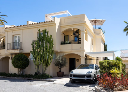 STUNNING 4-BEDROOM TOWNHOUSE WITH ROOFTOP TERRACE IN BENAHAVÍS