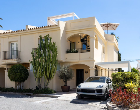 STUNNING 4-BEDROOM TOWNHOUSE WITH ROOFTOP TERRACE IN BENAHAVÍS