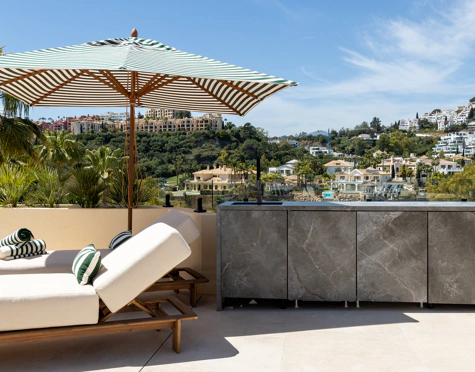 STUNNING 4-BEDROOM TOWNHOUSE WITH ROOFTOP TERRACE IN BENAHAVÍS