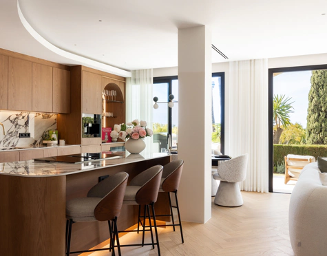 STUNNING 4-BEDROOM TOWNHOUSE WITH ROOFTOP TERRACE IN BENAHAVÍS