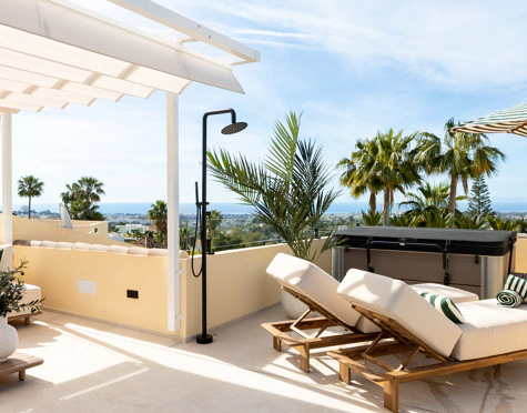STUNNING 4-BEDROOM TOWNHOUSE WITH ROOFTOP TERRACE IN BENAHAVÍS