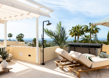 STUNNING 4-BEDROOM TOWNHOUSE WITH ROOFTOP TERRACE IN BENAHAVÍS