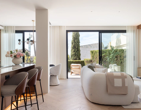 STUNNING 4-BEDROOM TOWNHOUSE WITH ROOFTOP TERRACE IN BENAHAVÍS